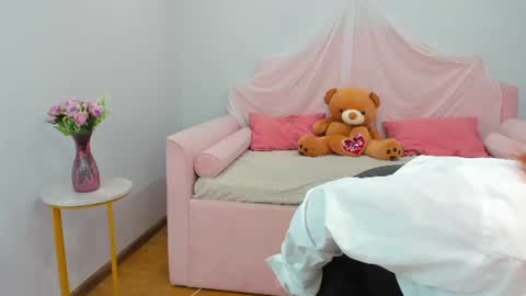 ChloeHalses online show from August 4, 9:05 am