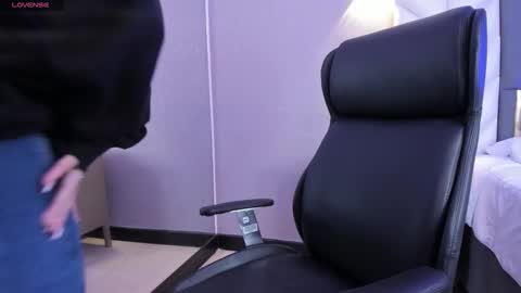  Chloe Harper  online show from January 9, 12:00 pm