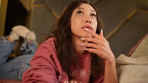 chloemin_ online show from March 3, 9:38 am