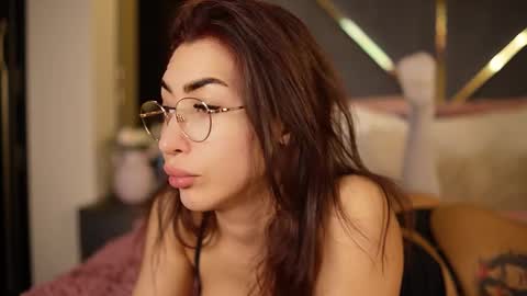 chloemin_ online show from March 11, 8:28 am