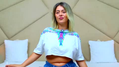 Chloe Vee online show from July 4, 5:22 am