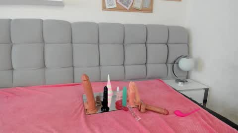 chlooe_zoe online show from March 11, 7:28 pm