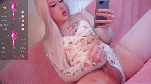 Snapshot of christinaloveu chatting on December 13, 1:12 pm crisss online show from December 13, 1:12 pm