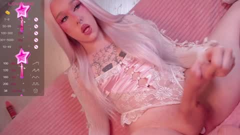 Snapshot of christinaloveu chatting on December 8, 1:36 pm crisss online show from December 8, 1:36 pm