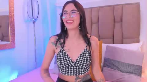 Snapshot of clarisse28 chatting on October 16, 7:13 pm Mistress Clarisse online show from October 16, 7:13 pm