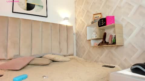 clhoe_johnson_ online show from July 8, 12:30 pm