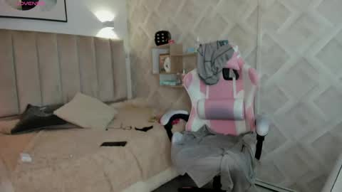 clhoe_johnson_ online show from May 1, 12:32 pm