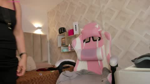 clhoe_johnson_ online show from March 4, 12:24 pm