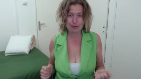 Syl  online show from June 25, 5:23 am