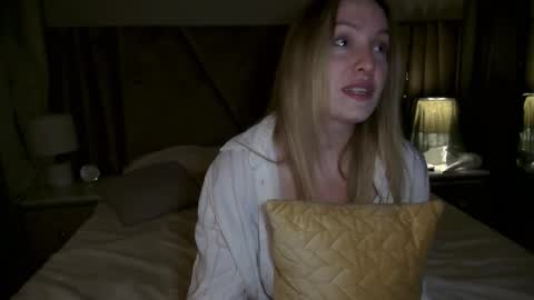 cosmo_blondiee online show from October 7, 6:26 pm