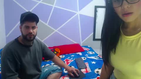 couple_hot069 online show from February 23, 9:17 pm