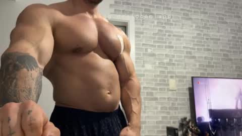 couplemuscle40 online show from November 12, 1:30 am