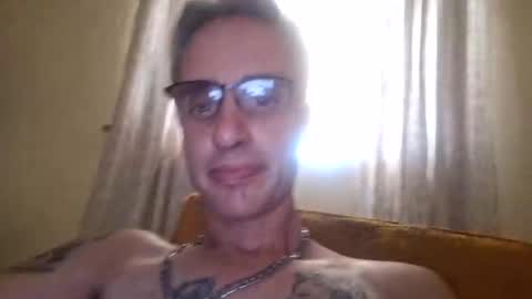 Snapshot of crucut80 chatting on January 22, 9:46 am Crucut online show from January 22, 9:46 am