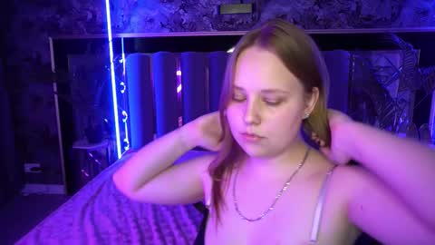 crystallpaws_ online show from November 15, 7:54 am