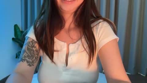 crystalnova_ online show from July 2, 3:23 am