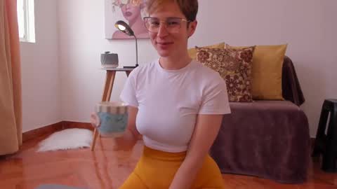 Leonela online show from February 18, 6:15 pm