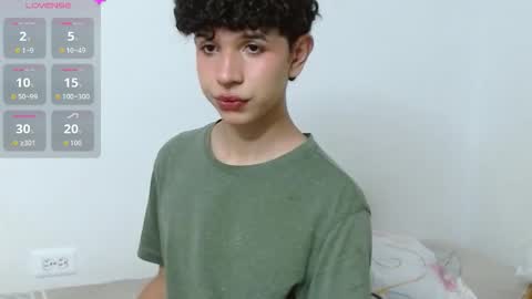 Snapshot of cuddly_twinkie chatting on September 27, 10:18 pm Cuddly online show from September 27, 10:18 pm