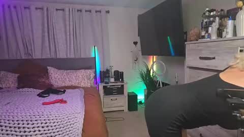 cumguzzlingskank online show from September 10, 1:50 am