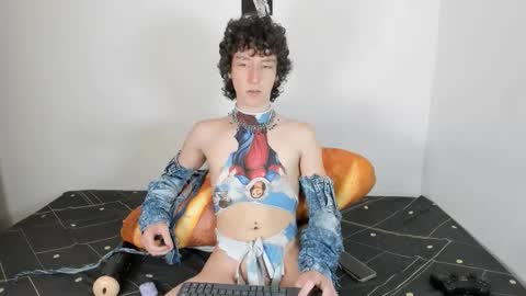 Snapshot of curlyytwink chatting on October 5, 2:53 am Noah online show from October 5, 2:53 am