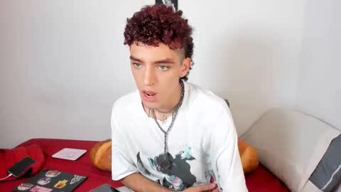 Snapshot of curlyytwink chatting on October 9, 12:38 am Noah online show from October 9, 12:38 am