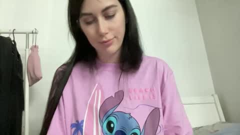 cute_kriss94 online show from May 10, 7:31 pm