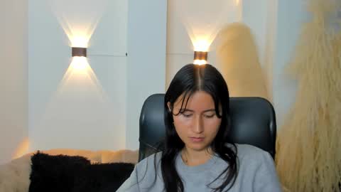 Snapshot of cute_rouss chatting on December 6, 9:49 am ROUSS online show from December 6, 9:49 am