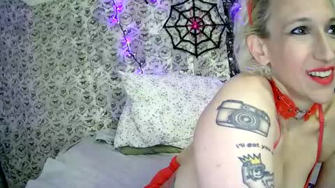 Snapshot of cutefemme chatting on October 22, 5:43 am Bella online show from October 22, 5:43 am