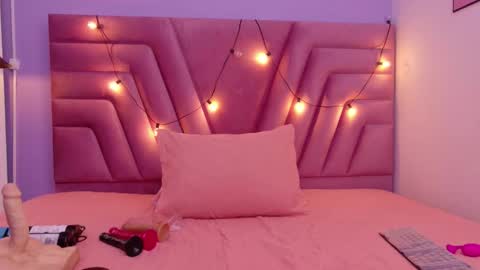 cutepetitee online show from February 7, 8:01 pm