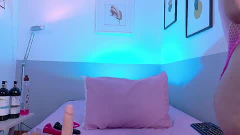 cutepetitee online show from April 29, 8:02 pm