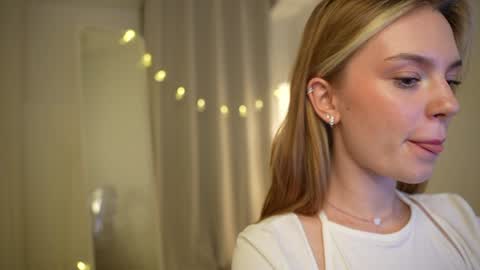 EMILY online show from December 1, 7:38 pm