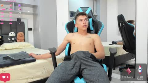 Snapshot of daddyrich4u chatting on December 10, 11:40 pm daddyrich4u online show from December 10, 11:40 pm