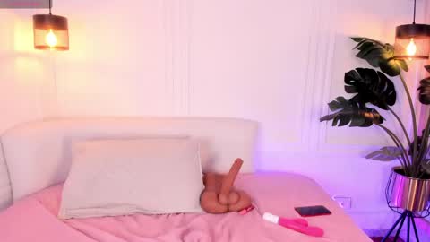 dafne_hillss online show from April 30, 5:40 pm