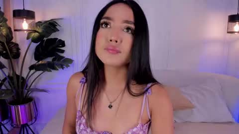 dafne_hillss online show from November 19, 1:10 pm