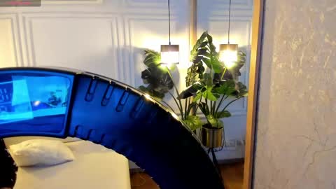 dafne_hillss online show from April 29, 11:48 am