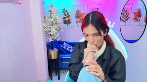 dafne huges online show from November 25, 8:29 pm