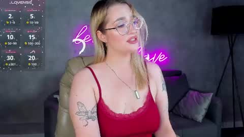 Viickie online show from August 4, 9:16 am