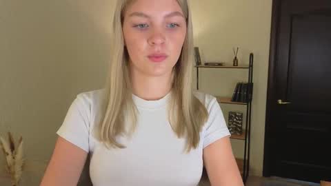 Snapshot of daisy_ward chatting on October 18, 7:23 am Alice online show from October 18, 7:23 am