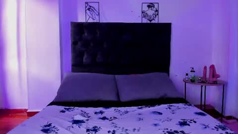 dakostelee1_ online show from August 3, 7:53 pm