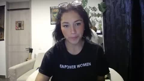 IG  dakotasofiaa online show from December 20, 2:41 am