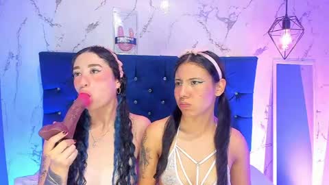 dakotaa_johnson online show from April 29, 3:44 am