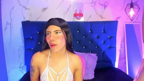 dakotaa_johnson online show from April 23, 10:55 pm
