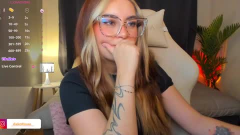 dakottaa__ online show from April 24, 12:12 am