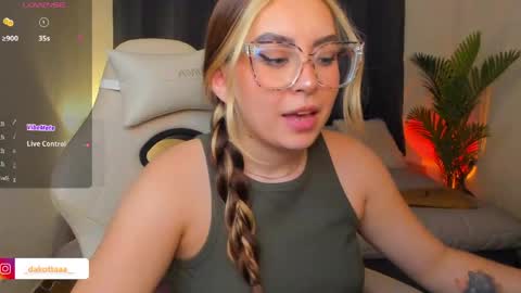 dakottaa__ online show from April 30, 1:10 am