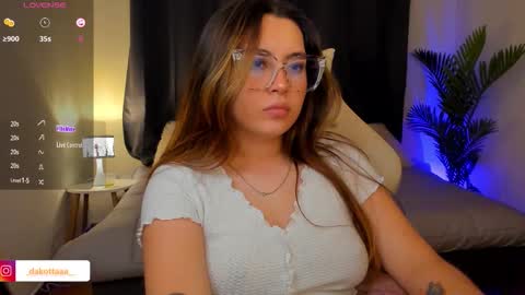 dakottaa__ online show from December 18, 12:39 am