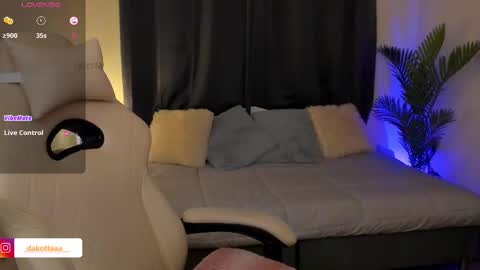 dakottaa__ online show from January 17, 12:20 am