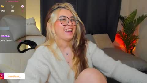 dakottaa__ online show from May 15, 12:09 am