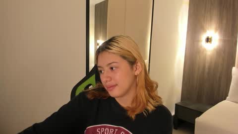 D A N I A online show from November 19, 12:15 pm