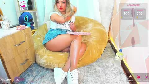 Snapshot of dannia_13 chatting on January 10, 11:39 pm dannia_13 online show from January 10, 11:39 pm