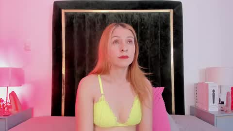 Snapshot of danyfreydell chatting on October 2, 7:01 pm online show from October 2, 7:01 pm
