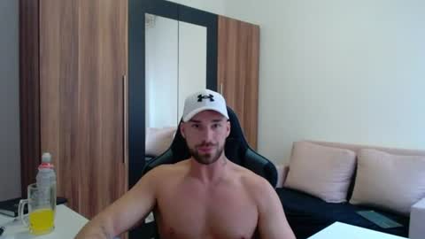 darius_94 online show from July 28, 2:13 pm